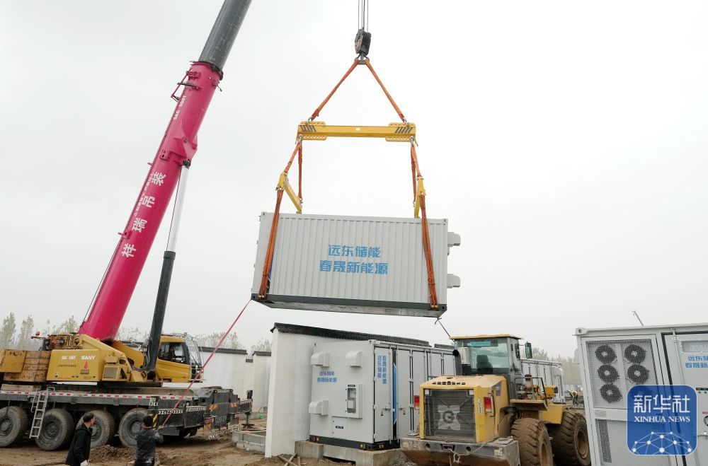 ↑11月15日，工人在位于河北省衡水市武邑县武邑镇境内的百兆瓦级独立储能电站建设工地施工。