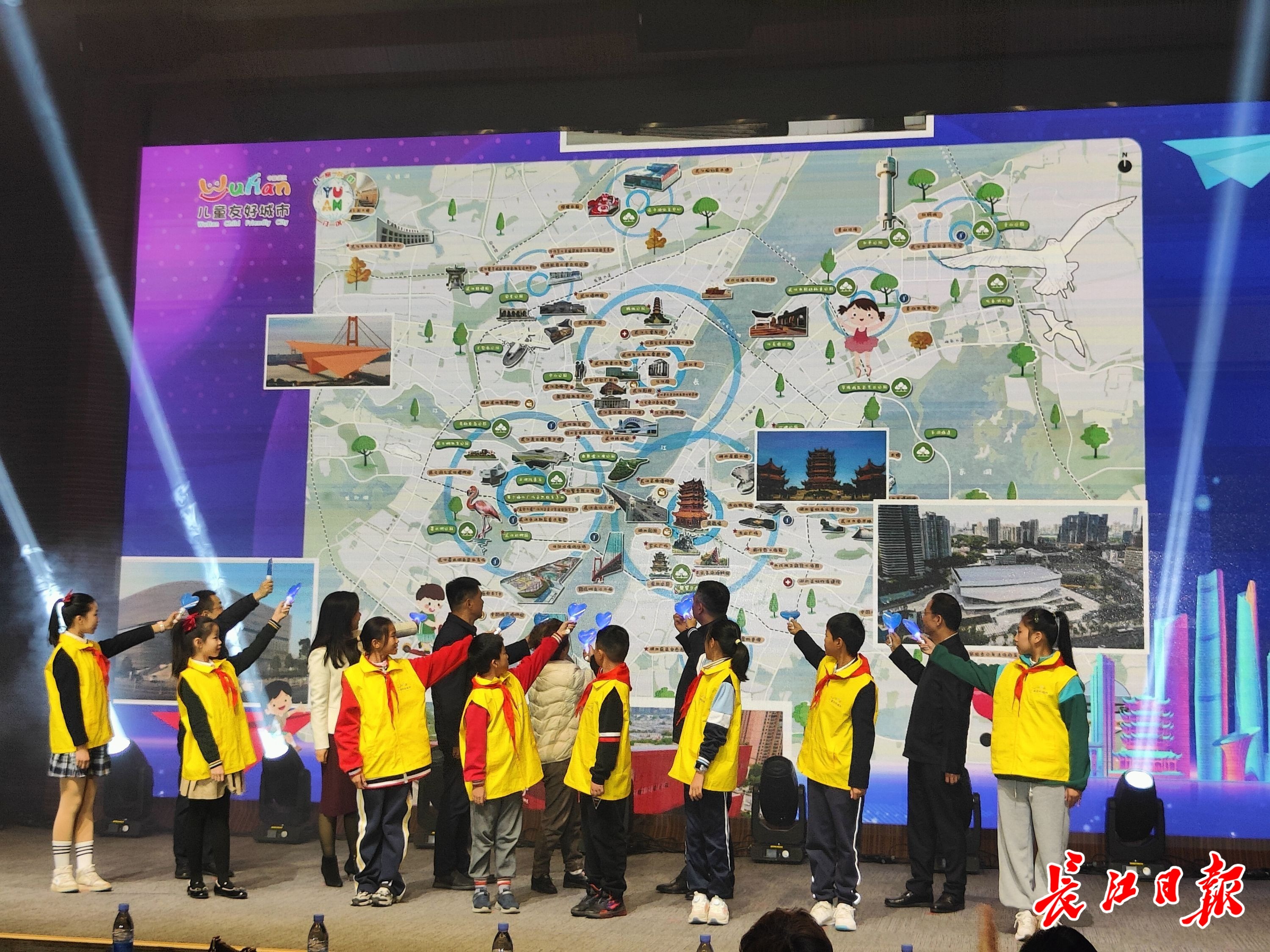 现场,“小黄鹤观察团”的小朋友们点亮了“武汉市儿童友好卡通地图”。记者刘晨玮摄