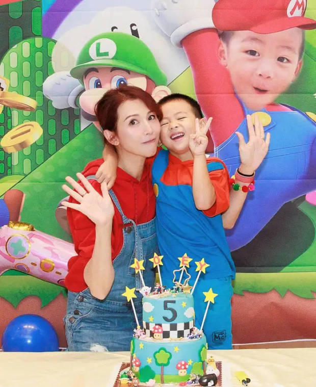 11月18日，蔡少芬在个人社交账号上分享了她为儿子鱼蛋庆祝5岁生日的照片，照片中蔡少芬与儿子化身“马里奥”，在蛋糕后亲密合照。
