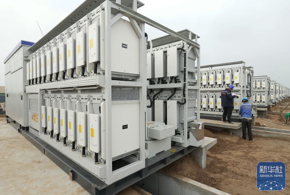 ↑11月15日，工人在位于河北省衡水市故城县军屯镇境内的百兆瓦级独立储能电站建设工地施工。
