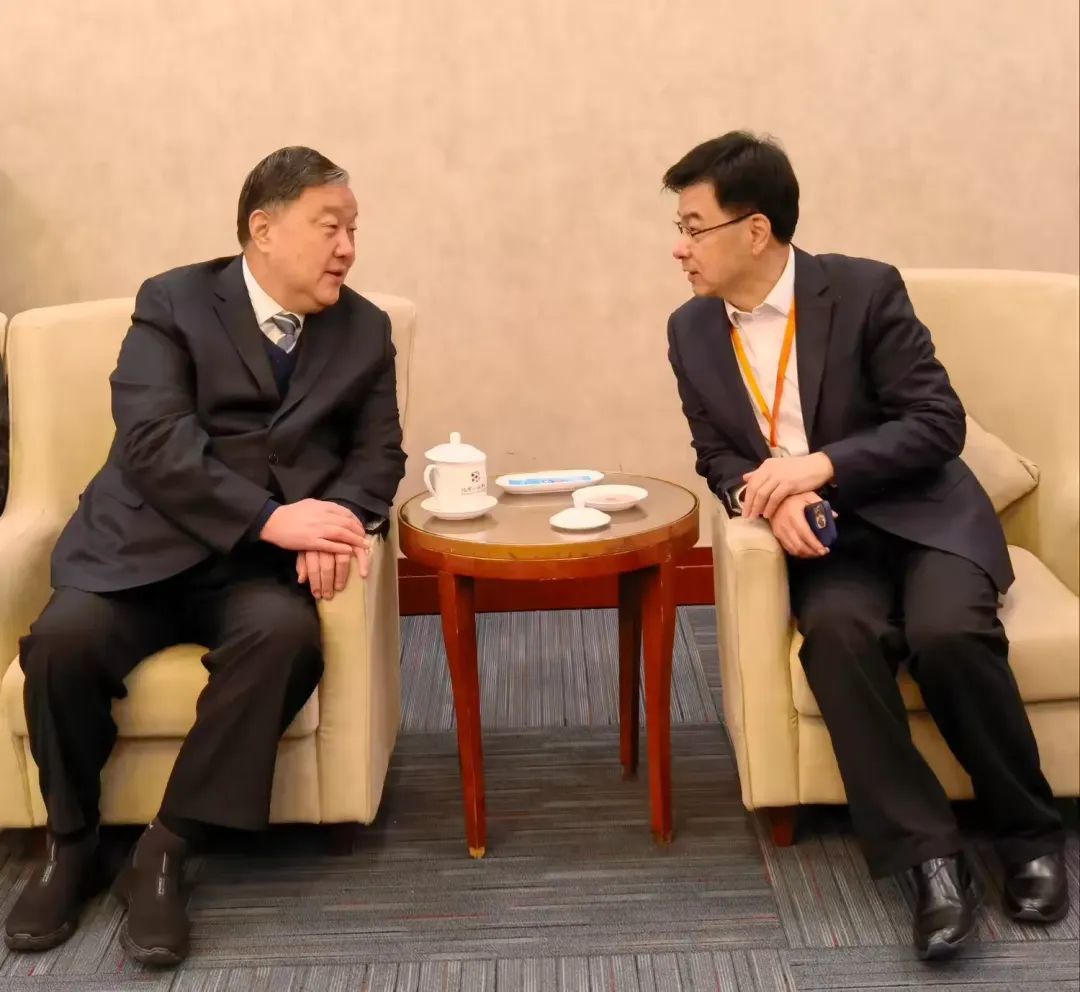 吴前进会长（左）与腾讯集团副总裁刘勇（右）就慈善网络募捐工作进行沟通交流