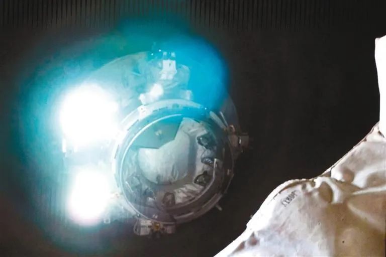 天舟八号货运飞船向空间站组合体靠拢的画面