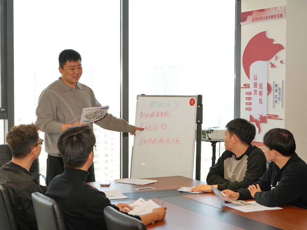 ↑11月15日，河北省石家庄市新华区奥火创业孵化基地工作人员刘明阁（左上）在为创业者讲解相关政策。
