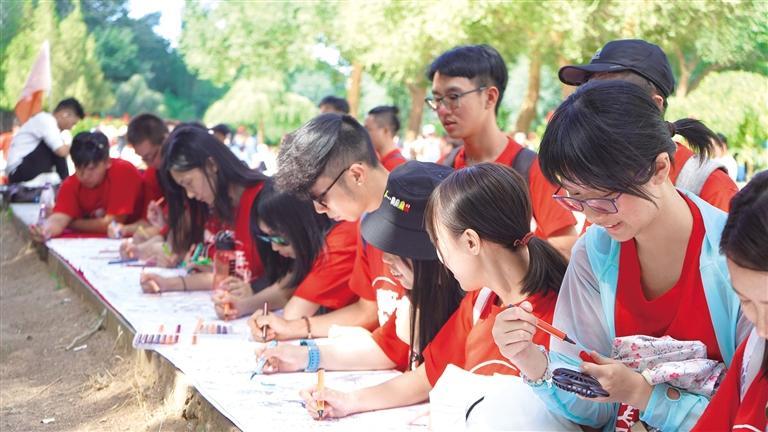 文化行者志愿者在莫高窟景区组织游客为画上色活动　资料照片