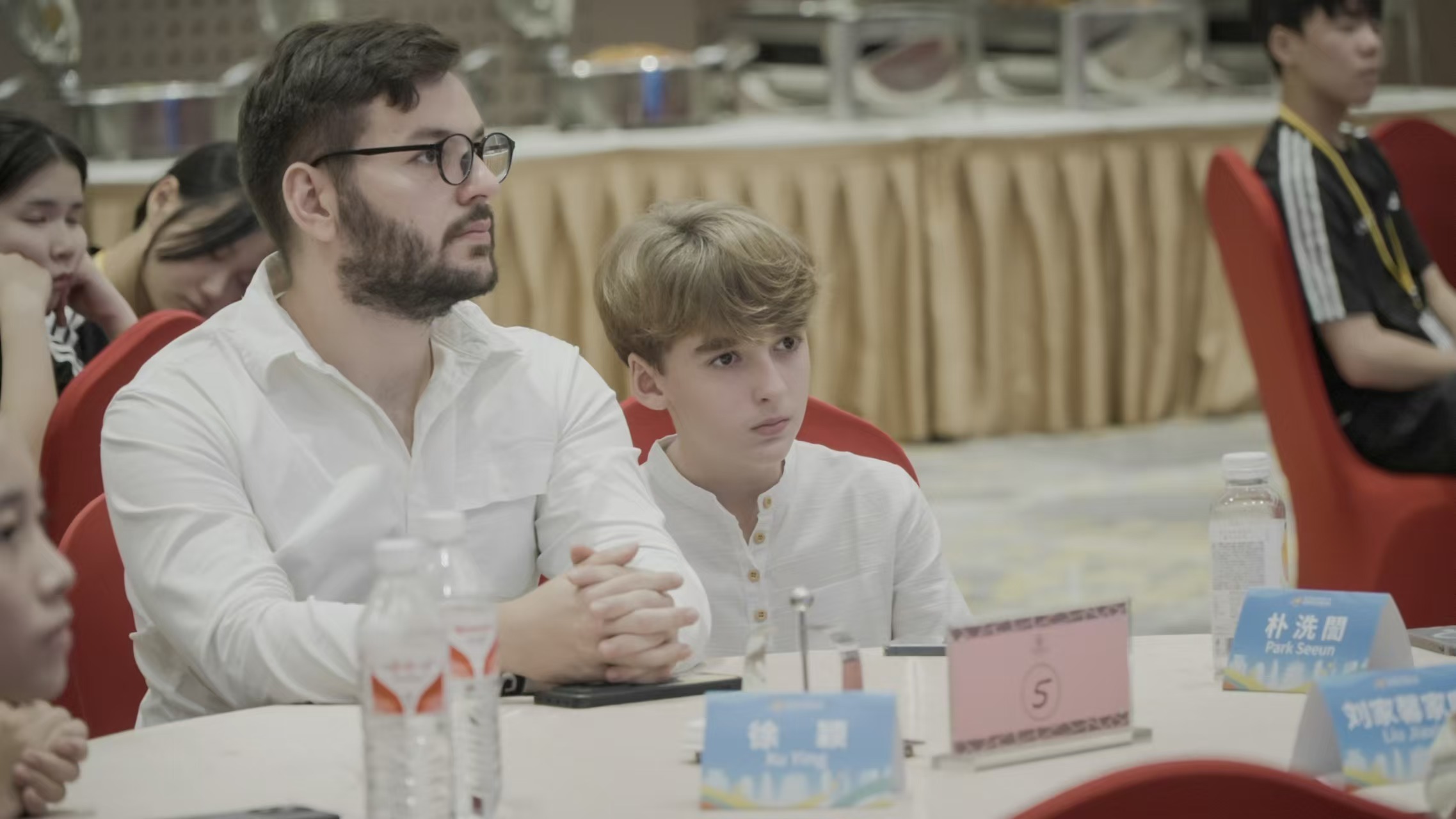 埃罗斯在武汉国际友城青少年交流周期间，为巴西少年提供翻译。