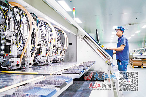 在龙南骏亚精密电路公司，上百道生产工序正通过“云”上数据被实时监控