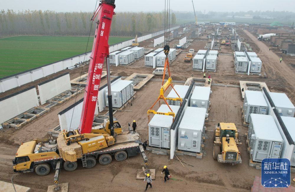 ↑11月15日，工人在位于河北省衡水市武邑县武邑镇境内的百兆瓦级独立储能电站建设工地施工（无人机照片）。