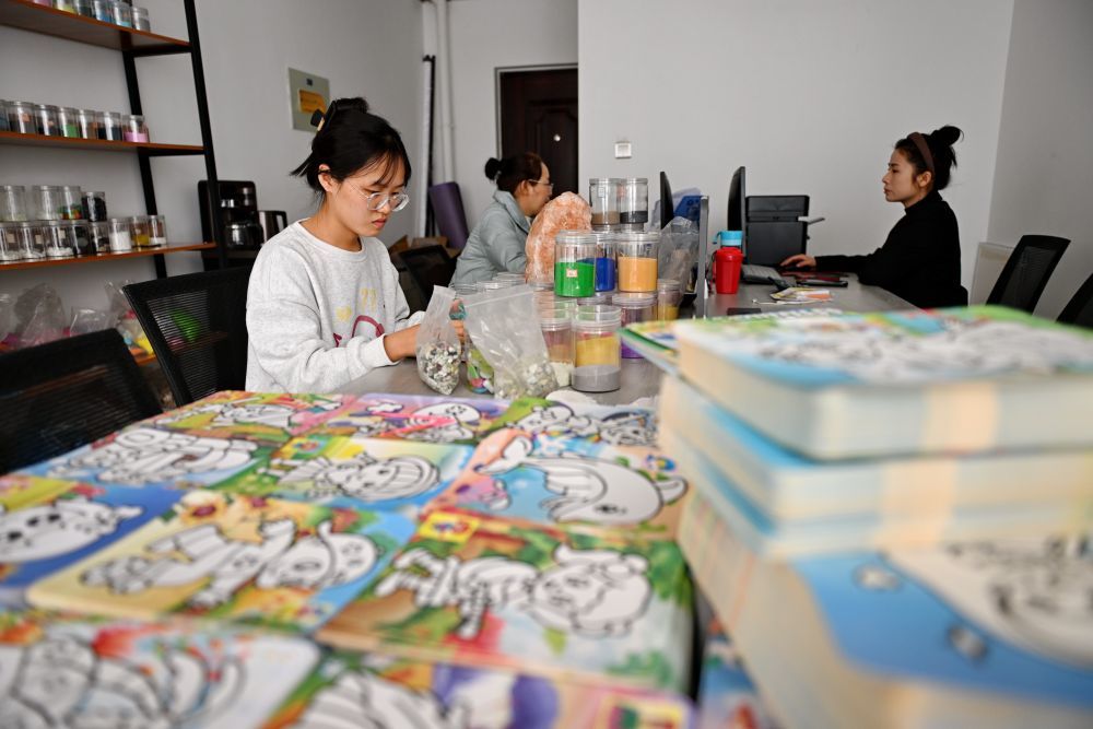 ↑11月15日，入驻河北省石家庄市新华区奥火创业孵化基地的一家文创企业工作人员在设计文创产品。