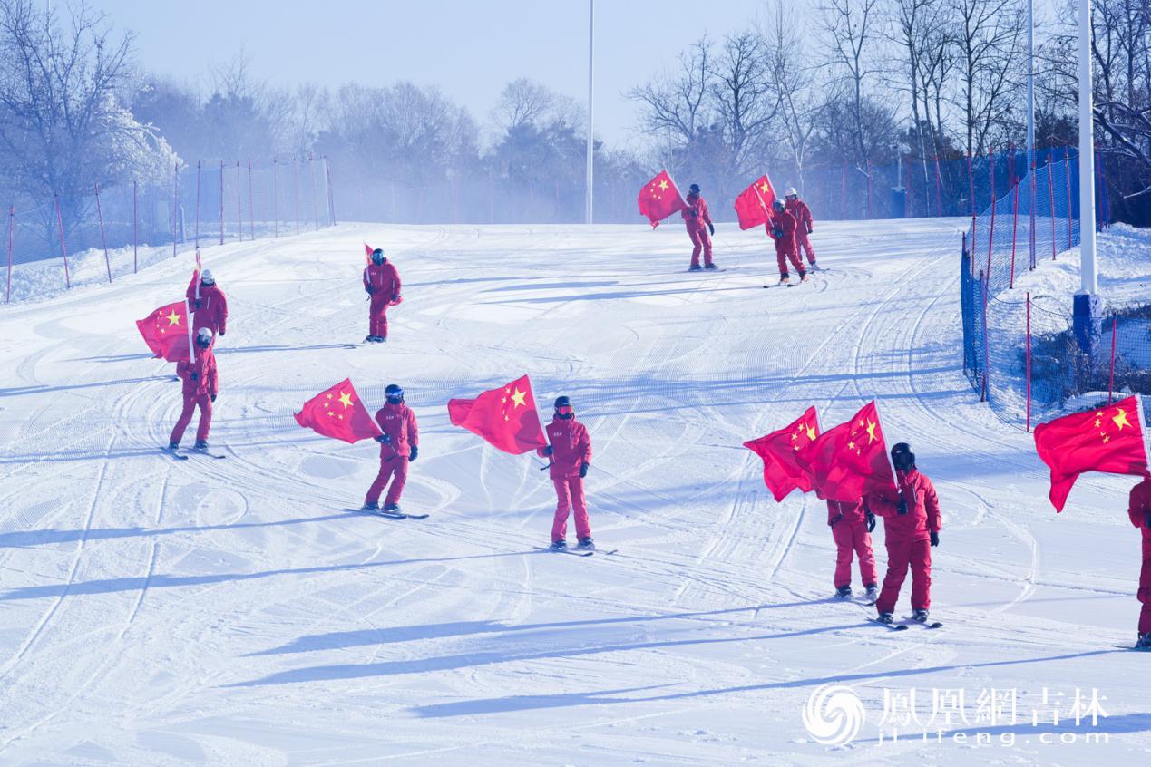 滑雪教练进行表演。