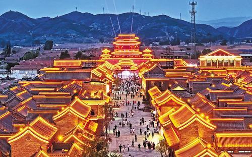 7月8日，张家口万全右卫城在灯光映衬下流光溢彩。（本报资料片） 本报记者 张昊摄