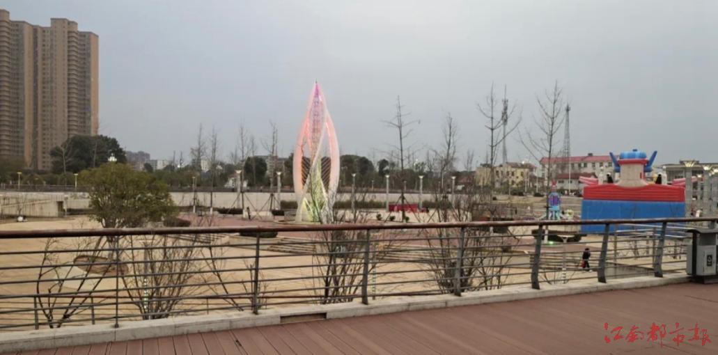 进贤县新火车站广场路灯不亮 官方：调查核实 迅速解决