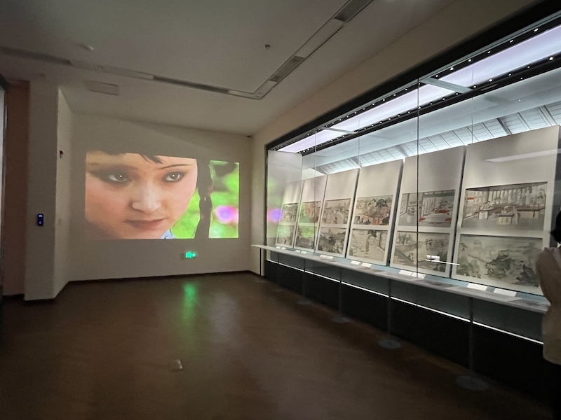 展览尾声播放的电视剧画面