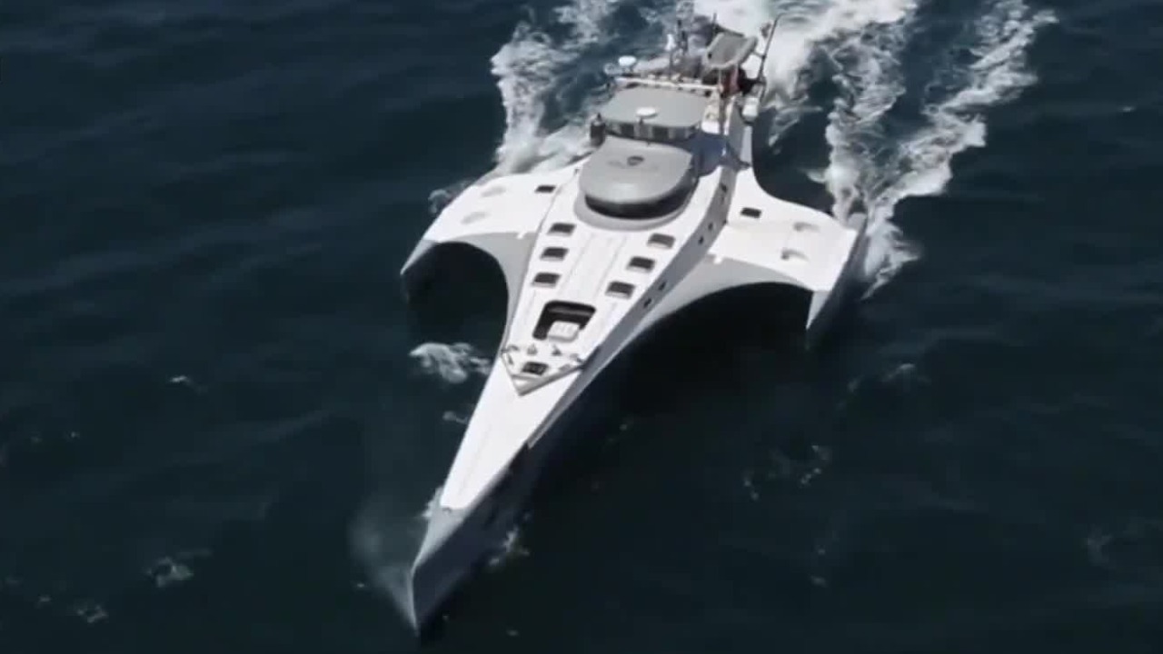 “虎鲸”三体隐身无人舰艇，船尾可搭载无人直升机，智能化程度极高