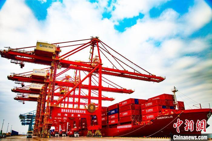 16日，“合远”号轮船从河北省黄骅港津冀集装箱码头出发。图为停靠在黄骅港的“合远”号。付秀智 摄