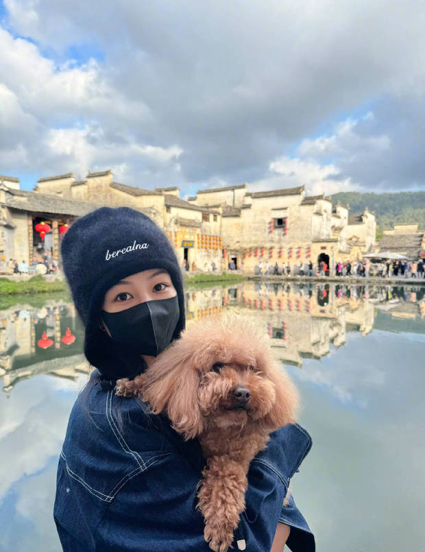 杨紫抱着狗狗合影，让人感觉十分治愈。