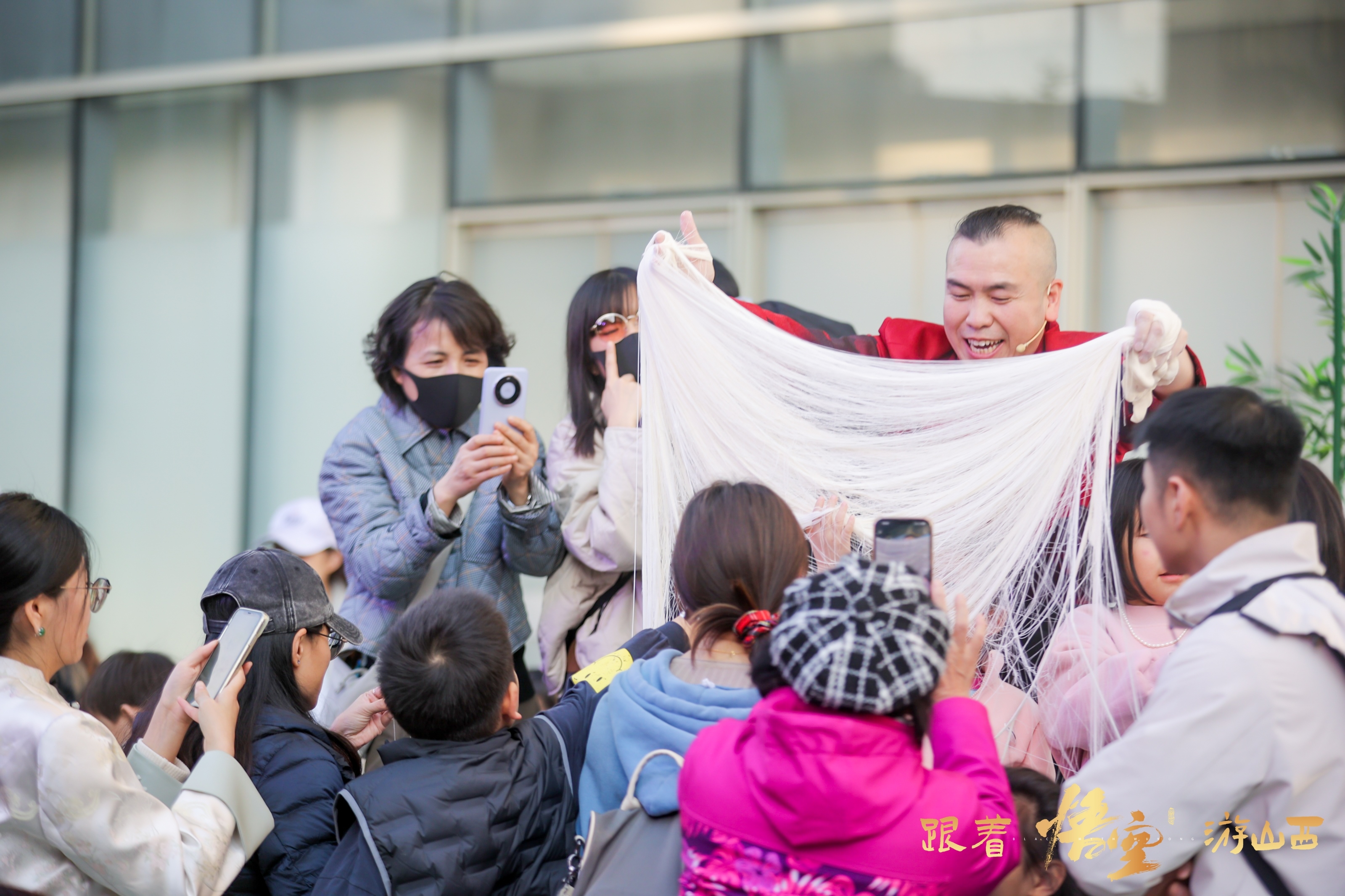 游客观赏“龙须拉面”“面团吹气球”等山西非遗面食技艺。