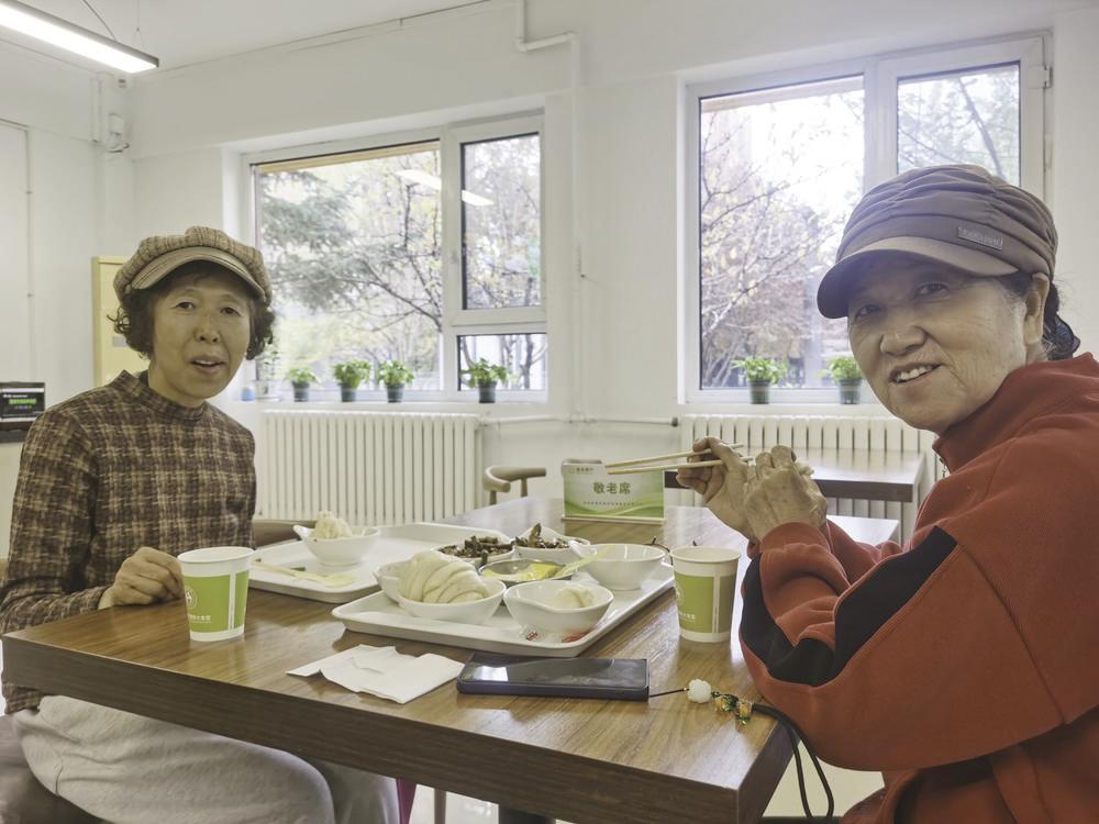 在蓝山社区敬老餐厅就餐的老人对饭菜赞不绝口。 于慧 摄