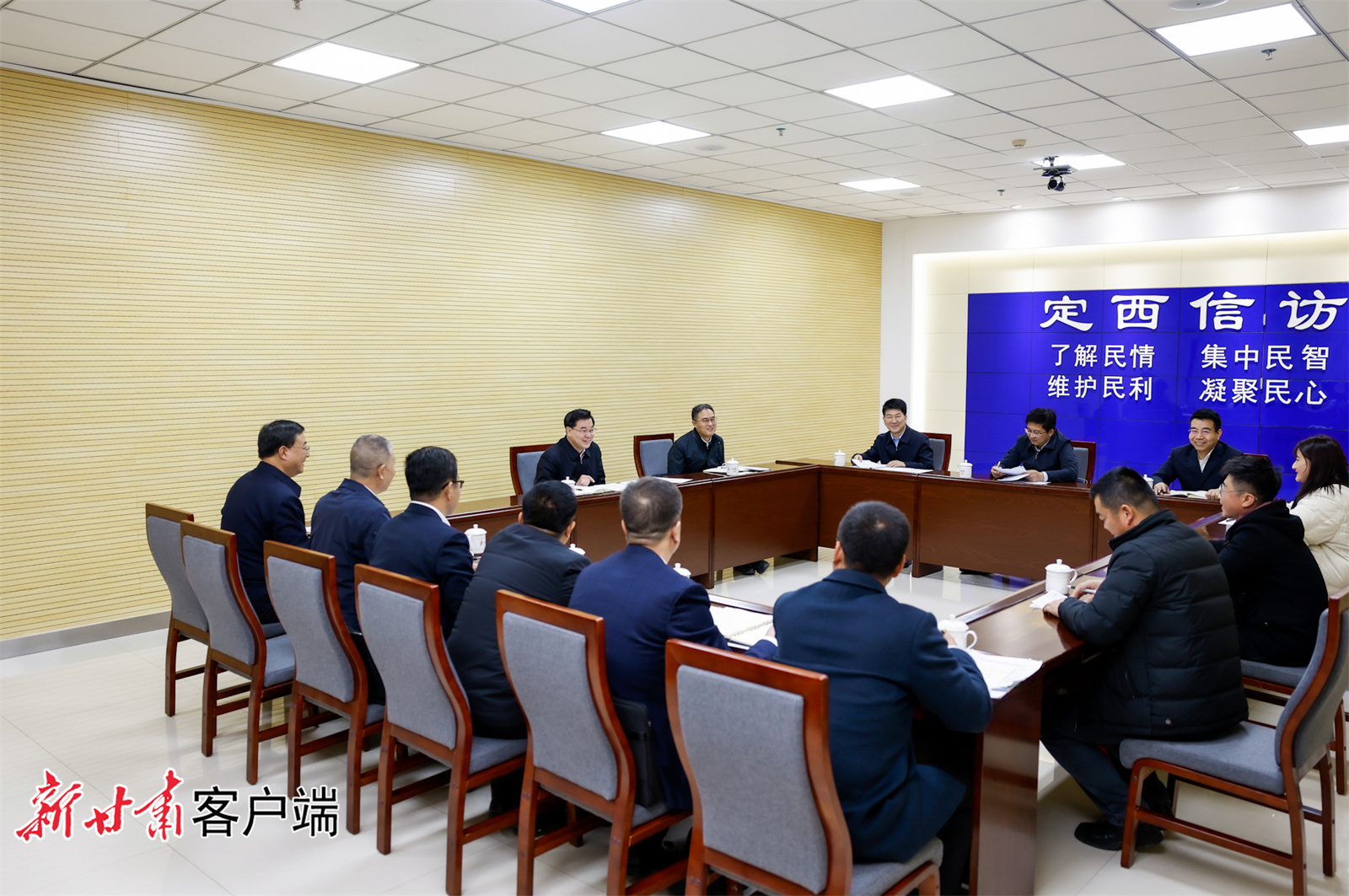 11月19日，省委书记、省人大常委会主任胡昌升在定西市信访局接待来访群众。新甘肃&middot;甘肃日报记者　孟捷