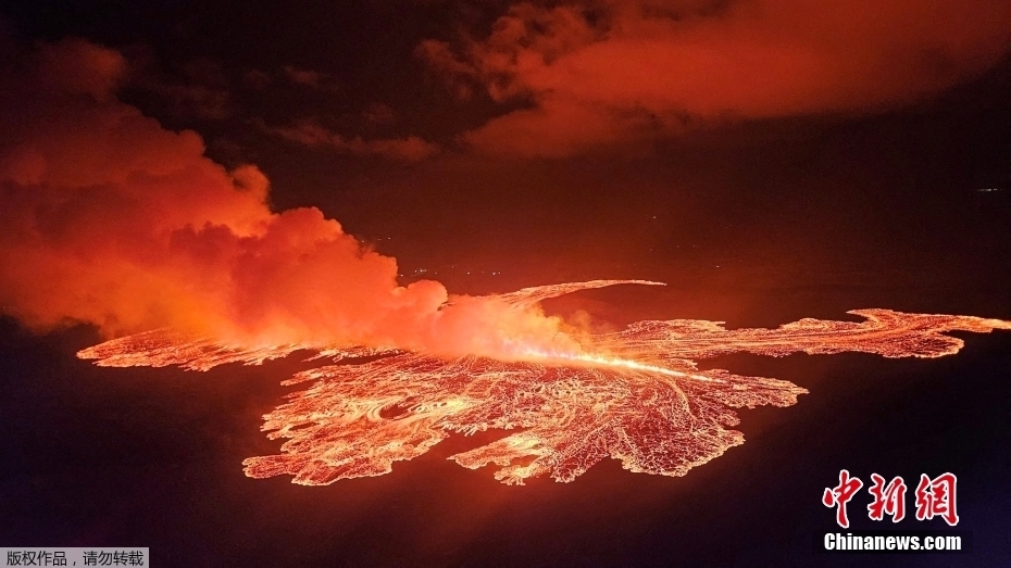 冰岛雷克雅内斯半岛火山一年内第七次喷发 现场熔岩喷涌浓烟滚滚