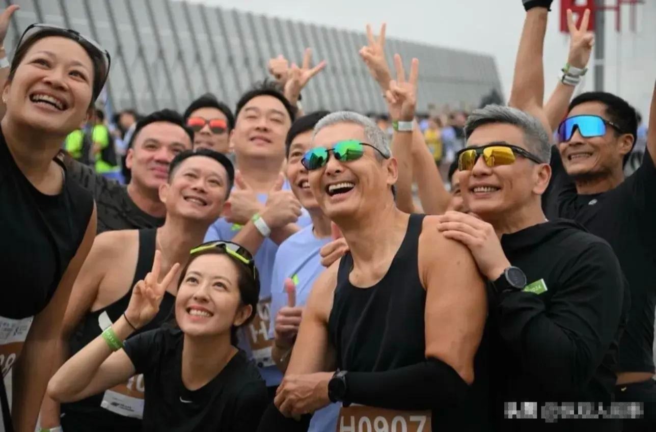 虽然他标志性的小圆脸没有变，但是脸蛋苹果肌像是掉下来的一块一样，松弛得不像样，185的大高个，可是现在的背变厚了，看着像是个小老头一样。