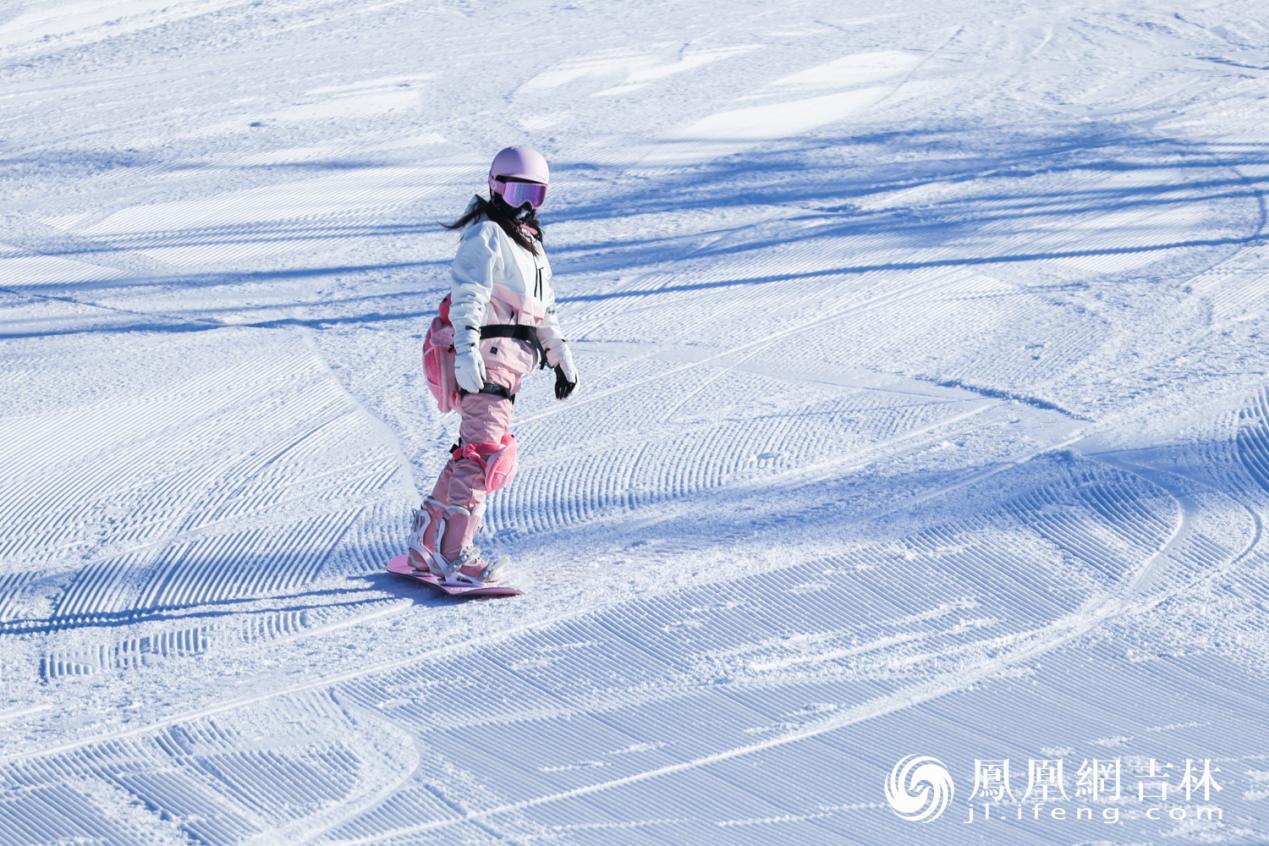 雪友体验首滑“面条雪”乐趣。