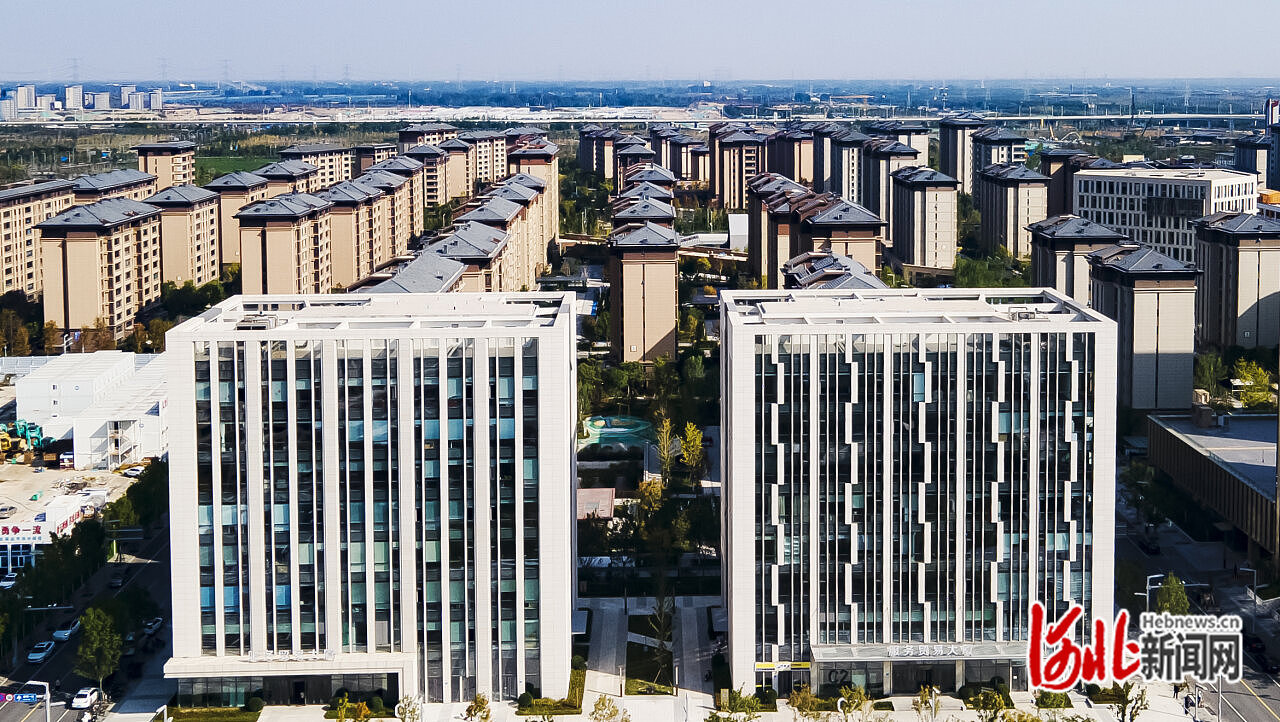 2.10月15日无人机拍摄的雄安新区服务贸易大厦。 河北日报记者 刘光昱摄.jpg