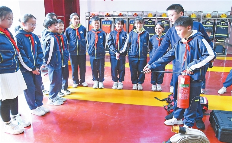 南昌：青少年学习消防知识 提高防护能力（图）