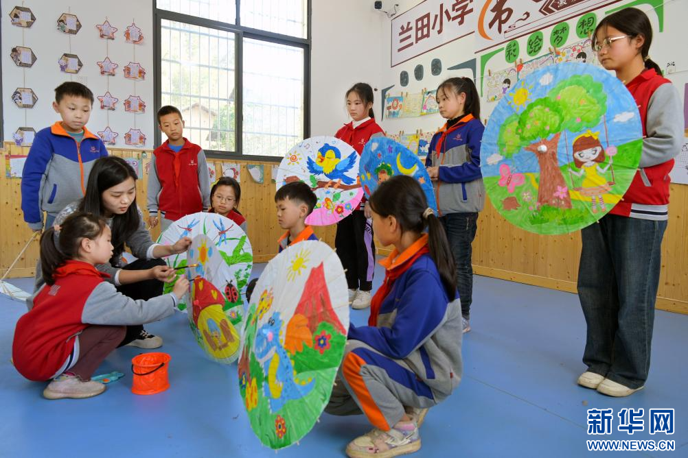 在江西省宜春市万载县岭东乡兰田小学，老师在指导学生上美术社团课。新华网发 邓龙华 摄