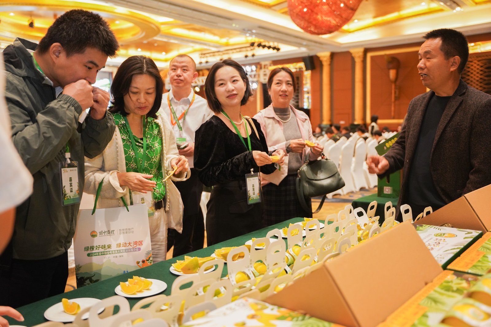 参会嘉宾品尝琼中绿橙(主办方供图)