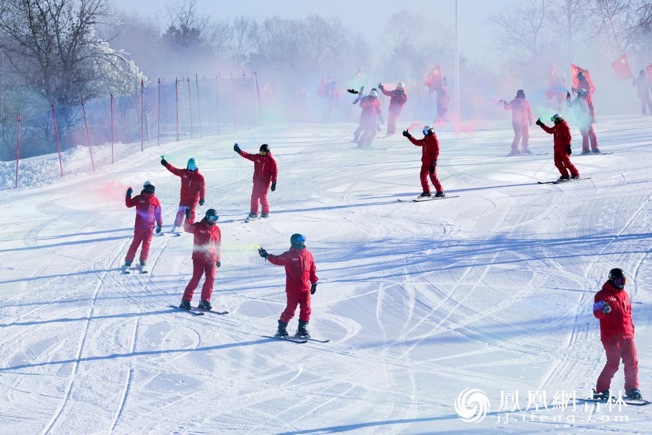 滑雪教练进行表演。