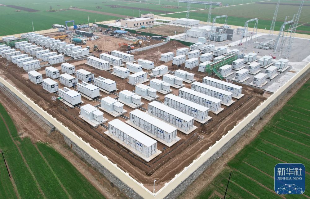 ↑11月15日，工人在位于河北省衡水市故城县军屯镇境内的百兆瓦级独立储能电站建设工地施工（无人机照片）。