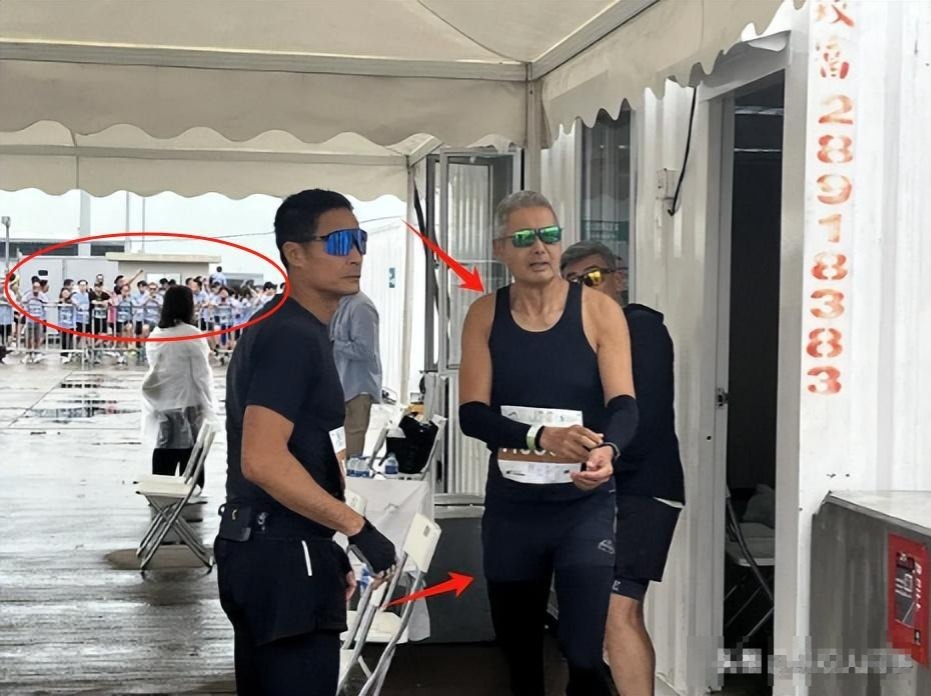 周润发作为老牌明星，自然是没有大架子，看到这么多的粉丝前来欢迎和问候，他在比赛完成之后，在没有干预到其他人的情况下，更是用心得一个个来回应粉丝的喜欢。