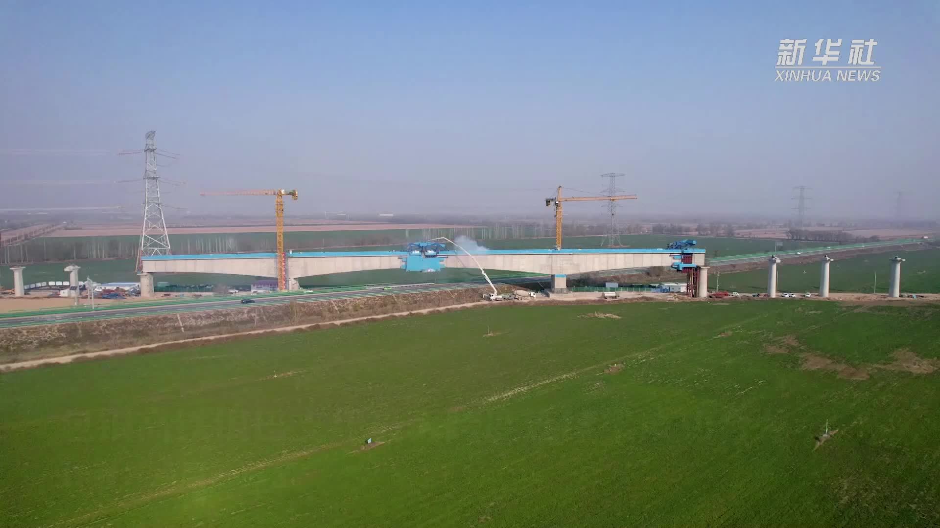 包银高铁银巴支线最大跨度连续梁成功合龙