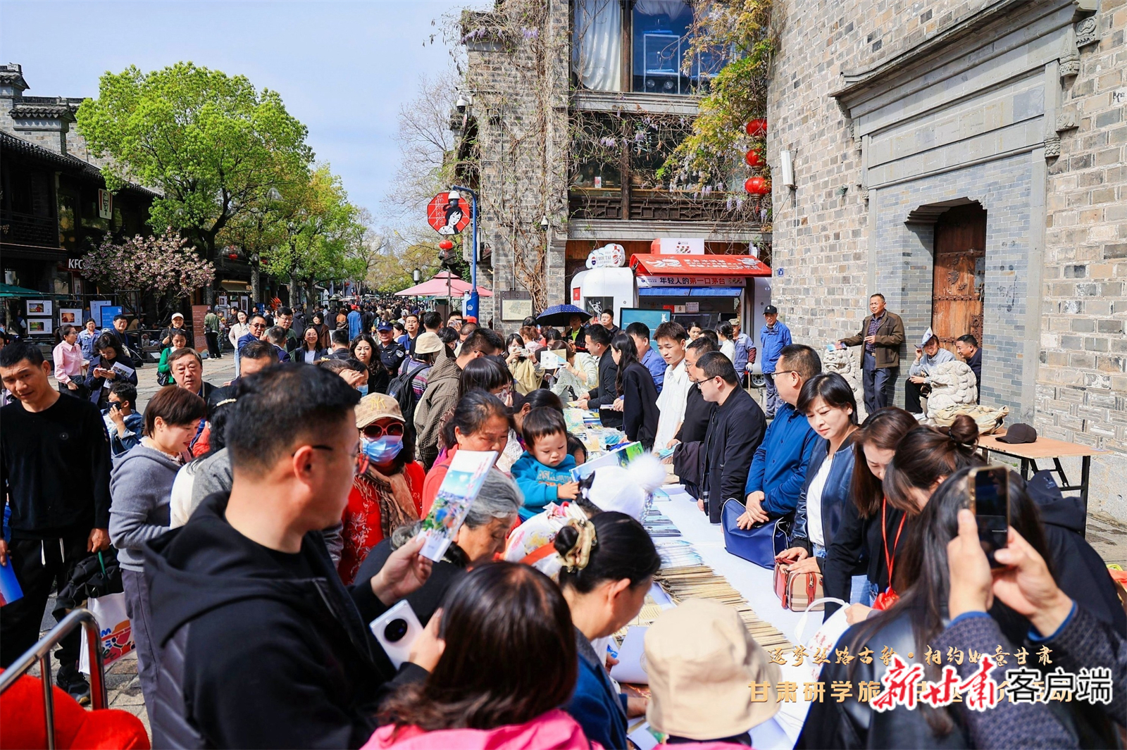 南京研学推介现场，市民对感受研学兴趣浓厚。