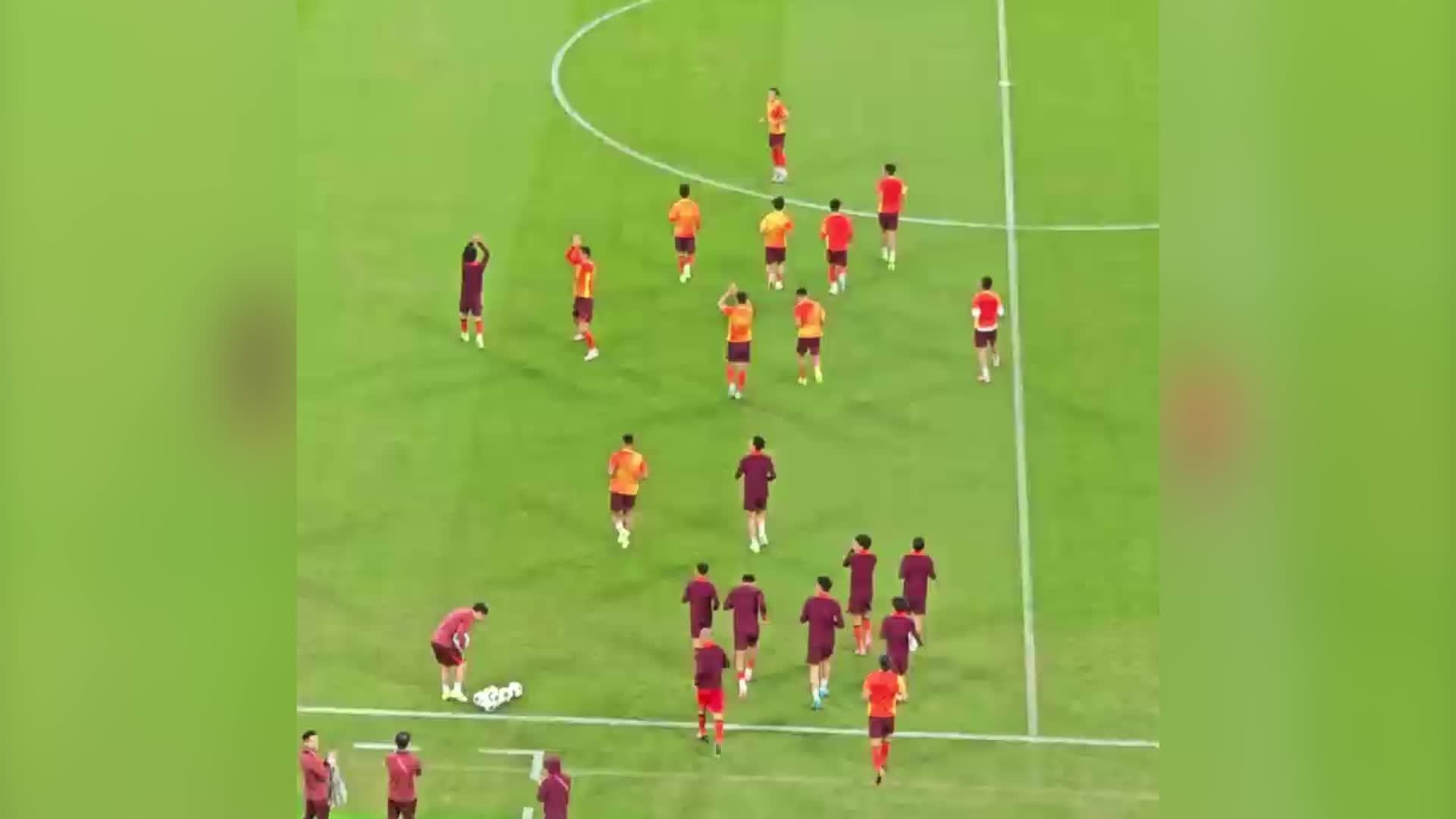 球迷呐喊声中见证关键三分与致命防守 解说带你沉浸式体验NBA激情对决