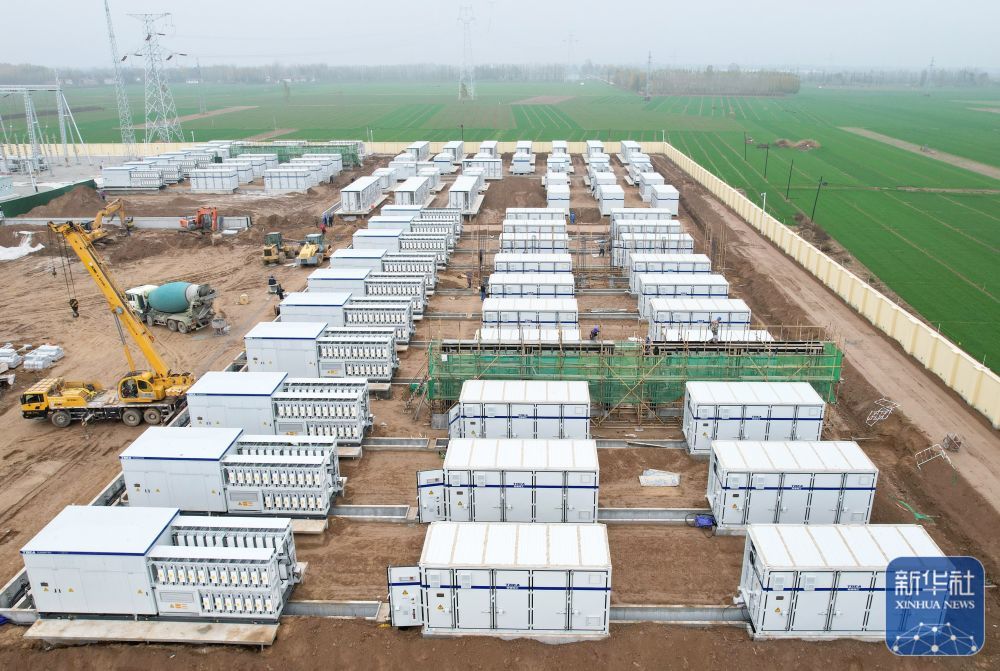 ↑11月15日，工人在位于河北省衡水市故城县军屯镇境内的百兆瓦级独立储能电站建设工地施工（无人机照片）。