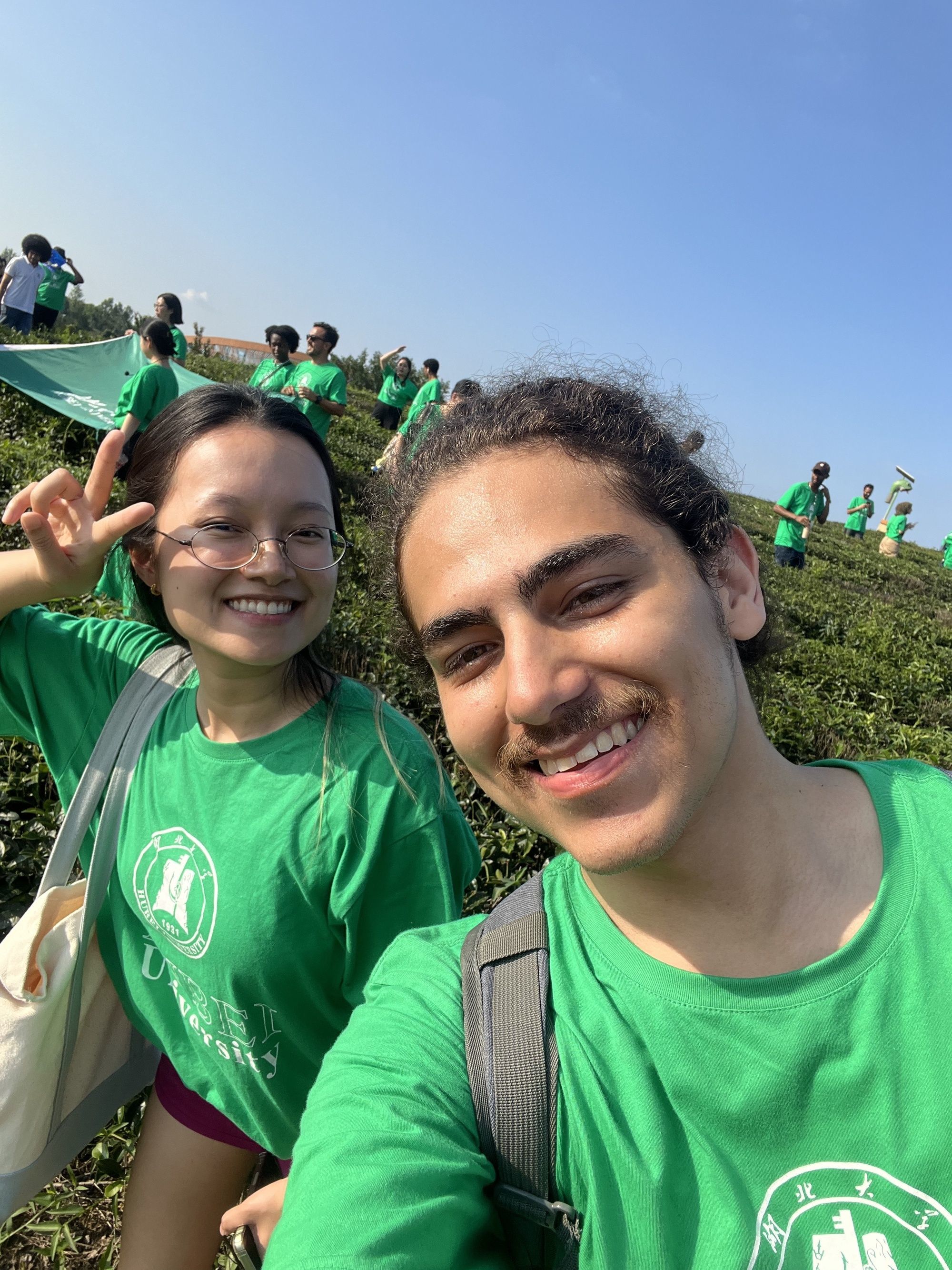 巴西留学生奥塔维奥和同学们在茶园了解茶叶采摘加工流程