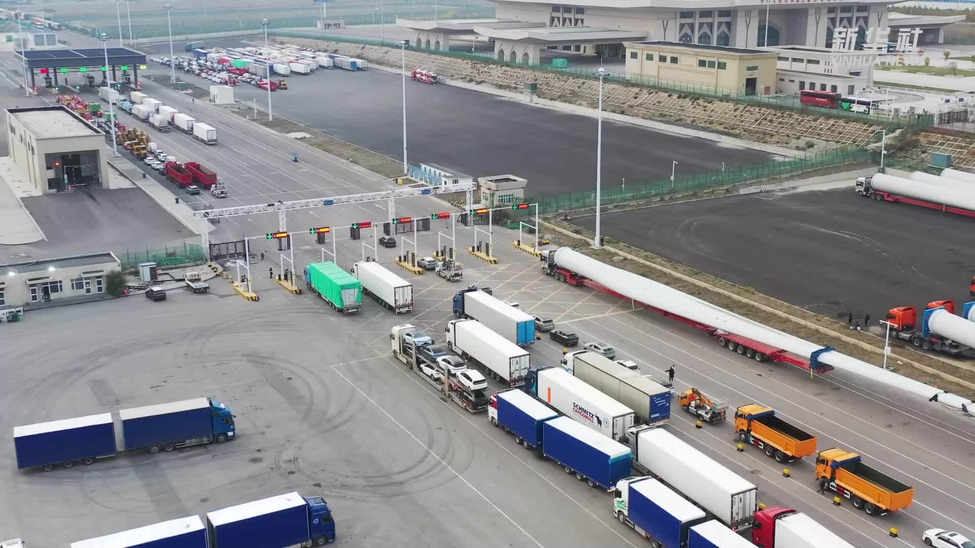 今年前10月新疆霍尔果斯口岸进出口货运量超3800万吨