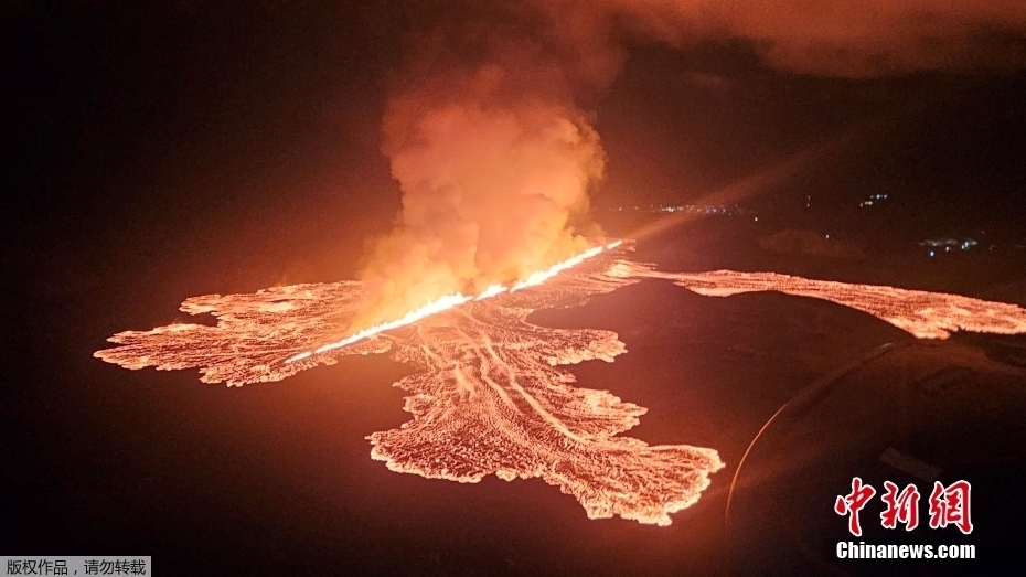 冰岛雷克雅内斯半岛火山一年内第七次喷发 现场熔岩喷涌浓烟滚滚