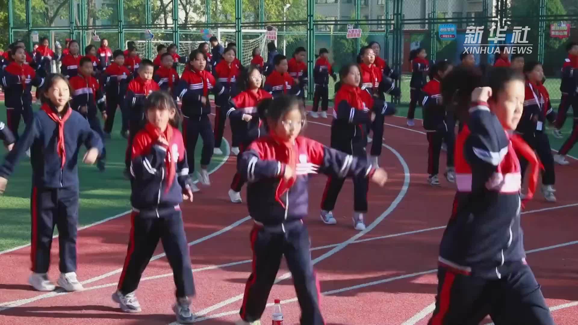 花样团体操“燃动”阳光大课间