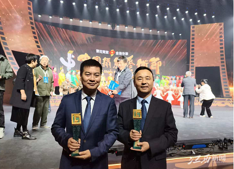 ▲图片左为肖戈,右为徐渊明,省摄影家协会供图