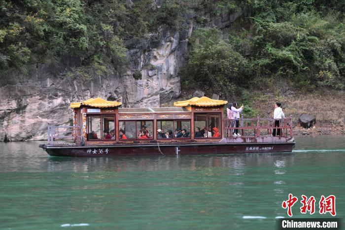 三峡冬季旅游迎来热潮游客乘船赏巫峡美景