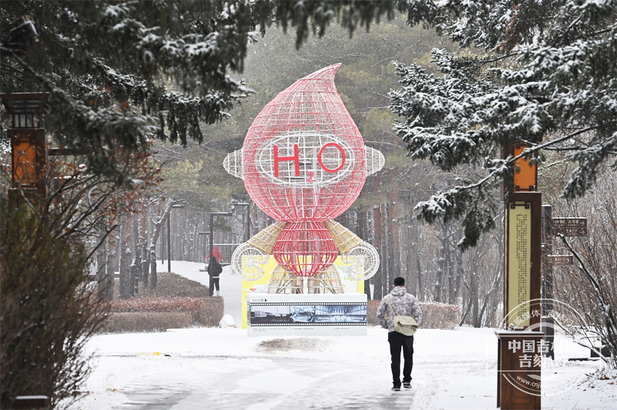 园区内的雕塑和装置艺术，也在雪的映衬下显得更加生动有趣。