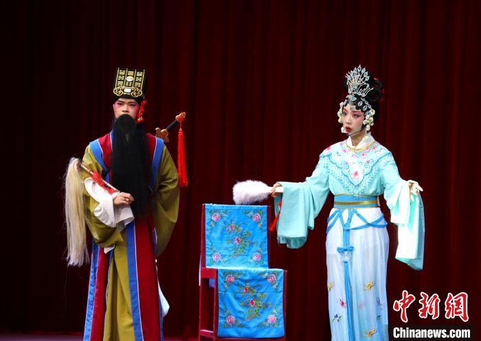 江西客家博物院内演出的东河戏。 熊锦阳 摄