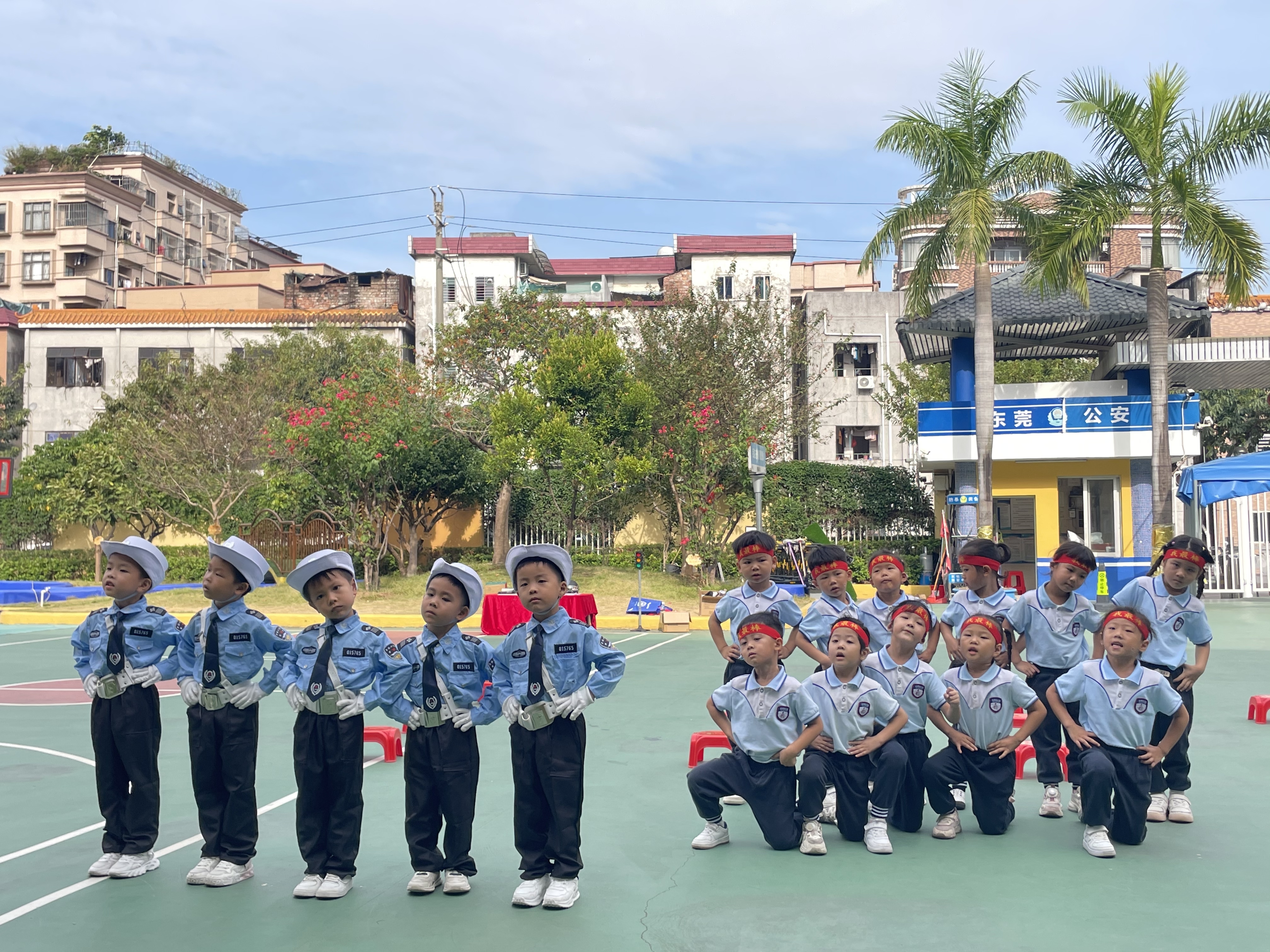 萌娃变身“小交警” 学习交规平安行