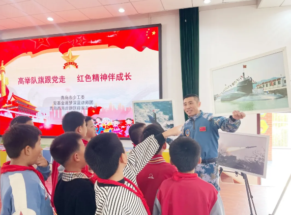 图说:石相成带队员参观“万里海疆红”摄影展。