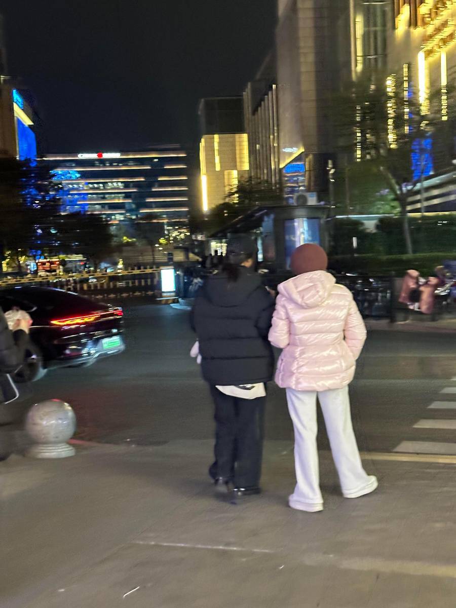 汤唯携手友人悠闲逛街，显得非常松弛。
