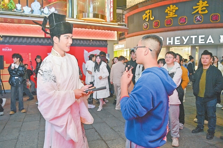 游客在万寿宫偶遇“王勃”，并接受诗词接龙挑战。