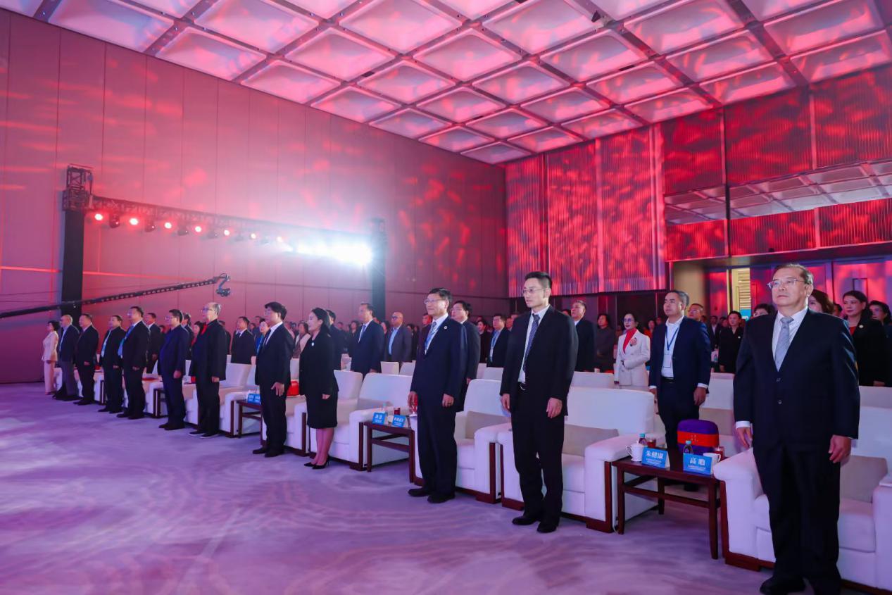 论坛在庄严的国歌声中隆重拉开帷幕，全体起立共唱中华人民共和国国歌。