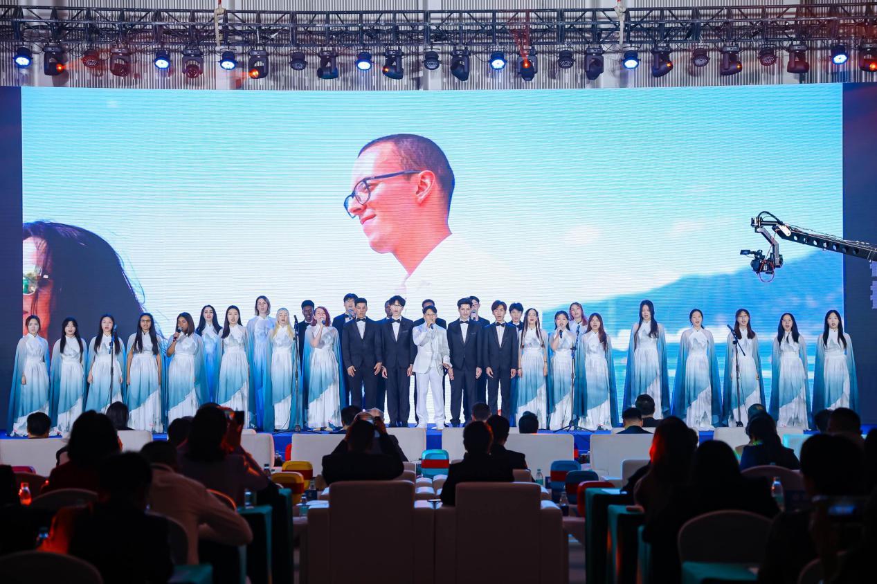 深圳大学国际合唱团来自世界各地的38名留学生合唱《梦想之路》。